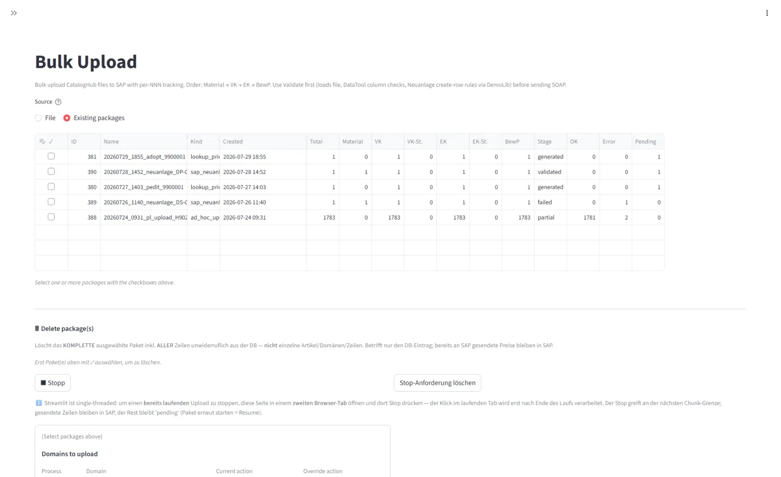 Massenupload-Seite mit Paketliste, Statusspalten je Paket und getrennten Schaltflächen für Validierung und Versand